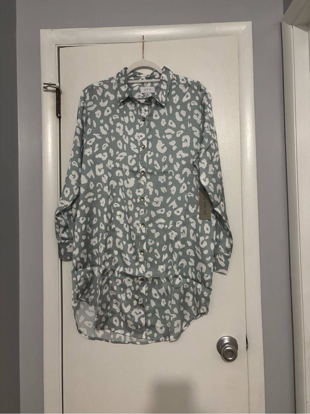 On the Go by Tail Activewear Light Blue & White Leopard Print Button-Up Shirt - Picture 1 of 3
